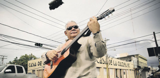 Gestor cultural. Bienvenido Martínez y su guitarra.