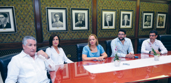 Encuentro. José Natalio Redondo, Greisy Concepción, Irma Mojica, Luis Eduardo Redondo y Santiago Roca durante una visita a LISTÍN DIARIO.