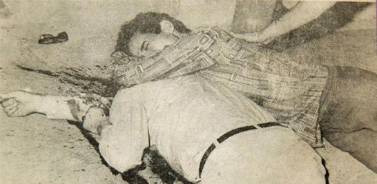 Crimen. Aquí, César Medina llora mientras abraza el cadáver ensangrentado del periodista Gregorio García Castro, asesinado el 28 de marzo de 1973.