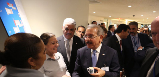 Visita. El presidente Danilo Medina saluda a Vilda y Liliana, dos dominicanas que trabajan en la ONU y que le hicieron obsequios.