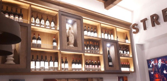 Decoración. Botellas, reproducciones de esculturas antiguas y pinturas modernas decoran el interior del bar.