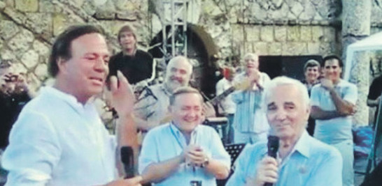 Celebridades. El francés Charles Aznavour y el español Julio Iglesias en el anfiteatro, previo al concierto en Altos de Chavón en septiembre del 2008.