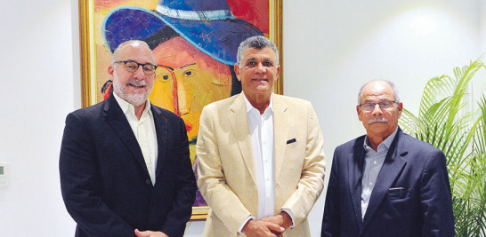 Carlos Elmúdesi, seguido del ingeniero Rafael Villalona, y Rafael Canario, actual director ejecutivo de la entidad, durante su visita a El Deporte de Listín Diario.