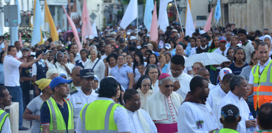 DEVOCIÓN. El arzobispo de Santo Domingo, monseñor Francisco Ozoria, encabezó ayer una caminata en conmemoración del Día de la Virgen del Rosario, la cual terminó con una misa en el parque Colón de la Ciudad Colonial.