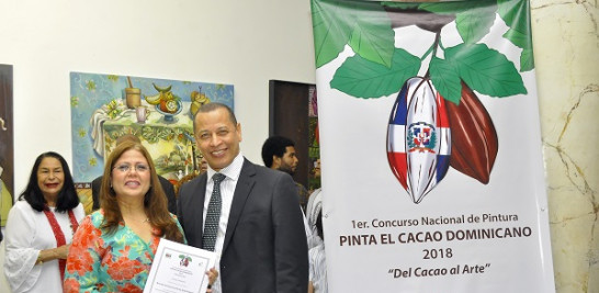 Brenda Pérez de Suero, primer lugar entrega el premio Isidro de la Rosa.