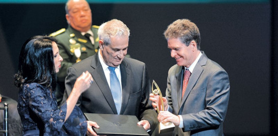 GALARDÓN. José Joaquín Puello Herrera recibió el premio metálico y la estatuilla de manos de Laura Perera de Corripio y José Alfredo Corripio Estrada.