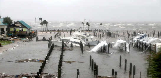Inundaciones. Barcos se hunden en el puerto deportivo de Port St. Joe, Florida, debido al paso del huracán Michael que, además del viento, sometió a Florida intensas lluvias y una marejada ciclónica que ha provocado inundaciones en zonas costeras.