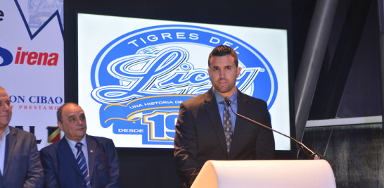 Presentación. Luis Urueta habla durante la presentación del Licey de cara al venidero torneo de béisbol. A su lado, Jaime Alsina