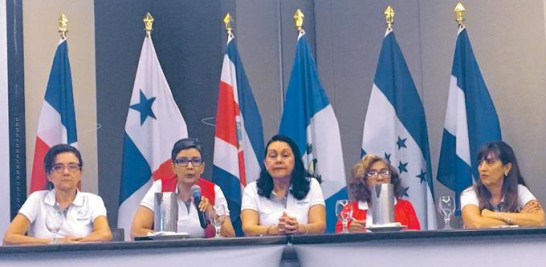 Teresa Mártez, de República Dominicana, se dirige a los presentes, junto a la directiva de la Gobernanza de BioRed de Centro América y República Dominicana.