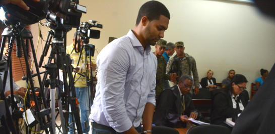 Audiencia. Marlon Martínez, principal acusado del crimen de su novia, se encamina hacia el banquillo.