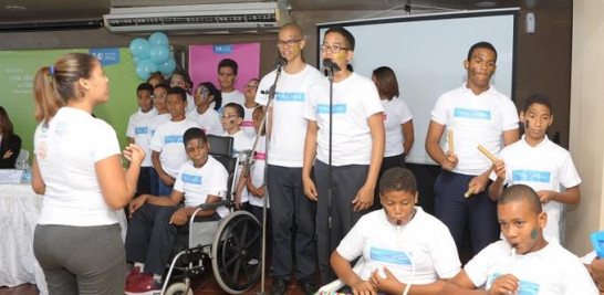 Niños y adolescentes que reciben asistencia en Rehabilitación durante una presentación artística, en el acto con motivo del Día Mundial contra la Polio.
