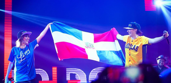 Luego de haber dado por terminado el concierto, retomaron el escenario para cantar Perdón perdón y 3o de febrero, vistiendo camisas del Licey y Las Águilas sostuvieron la bandera dominicana y se despidieron muy emocionadas tras hora y media de concierto.
