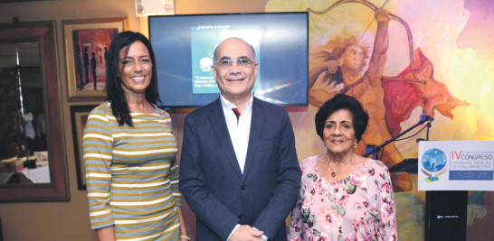 Mariluz Viñas, José Eduardo Valdez y Luz María Cava de Viñas.