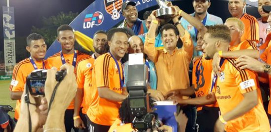 Manuel Estrella, presidente del Cibao FC, y Mícalo Bermúdez al momento levantar la copa de campeón junto a Charles Herold, el capitán Rafa Flores y otros jugadores.