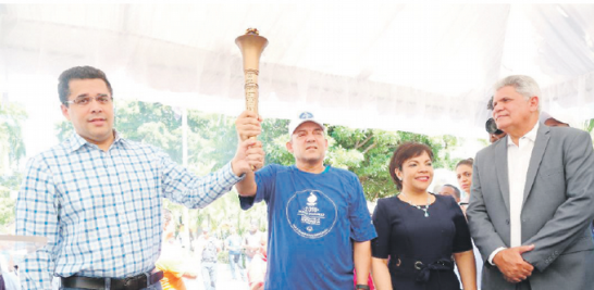 Mario Álvarez Soto, inmortal del deporte dominicano, recibe la antorcha de manos del alcalde del
Distrito Nacional David Collado, acompañado de Sergio Tobal y Martha Rodríguez de Báez.