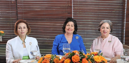 Rita Espaillat de Valdez, Jenny Podestá de Vásquez y Carmen Rita Malagón de Moya.