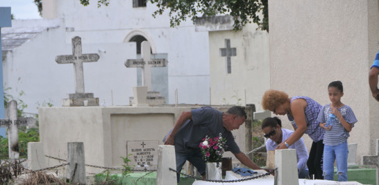 Familiares. Aprovecharon también la fecha para limpiar las tumbas donde reposan sus parientes.