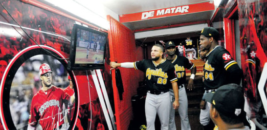 Varios peloteros de las Águilas Cibaeñas observan una de las jugadas cerradas efectuadas en su más reciente visita al estadio Quisqueya Juan Marichal.