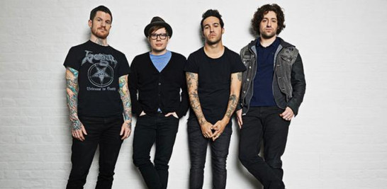 Fall Out Boy. Es una banda de pop punk de EE.UU. formada en 2001, compuesta por cuatro integrantes.