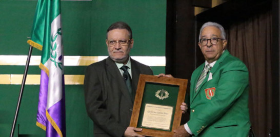 Entre presidentes. Dionisio Guzmán entrega un reconocimiento a Guillermo Saleta Pérez, presidente de Honor.