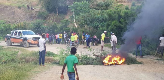 Violencia. Un grupo de haitianos se amotinó en la carretera Internacional, bloqueando la vía e incendiando troncos de árboles, alegando que a uno de ellos le habían robado una motocicleta en la provincia fronteriza de Dajabón.