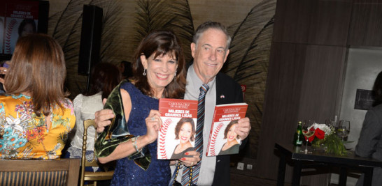 Invitados especiales. La embjadora de Estados Unidos en la República Dominicana, Robin Bernstein, y su esposo Richard S. Bernstein muestran dos ejemplares del libro Mujeres de Grandes Ligas.