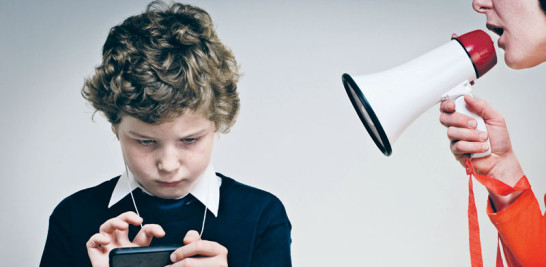 Control. Es utópico esperar que los niños no tengan contacto alguno con las TIC, sin embargo, los adultos deben vigilar el uso que hacen de estas.