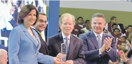Reconocimiento. La vicepresidente de la República, Margarita Cedeño, Rafael Ovalles y Pedro Brache entregan un reconocimiento al empresario José Luis (Pepín) Corripio, otorgado por el Infotep.