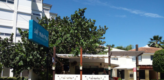 Fachada. El restaurante Sal Marina funciona en una pequeña plaza de Juan Dolio.