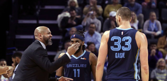 J.B. Bickerstaff, entrenador de los Grizzlies de Memphis, da indicaciones a sus estelares jugadores Mike Conley y Marc Gasol.