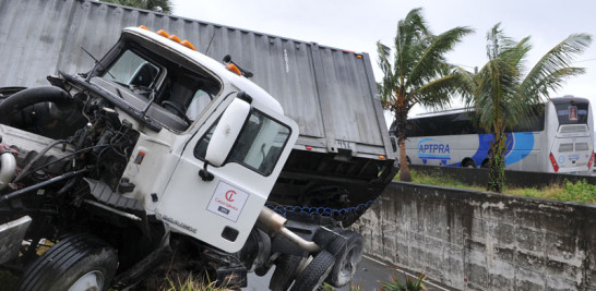 Accidente. Este camión se precipitó en el soterrado de la marginal de la autopista Las Américas, a la altura del kilómetro nueve y medio.