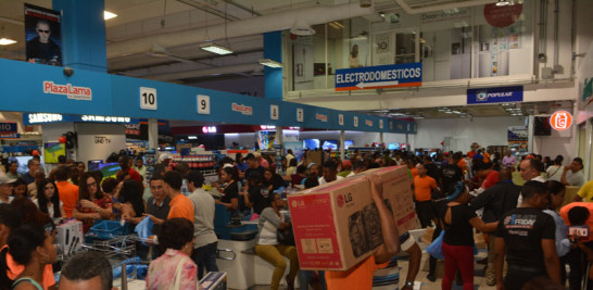 Consumidores. Personas de los distintos sectores de la capital se trasladaron a las principales tiendas para adquirir electrodomésticos u otro accesorio con motivo a la celebración del Black Friday o Viernes Negro, a fin de obtener los productos a costos más bajos.