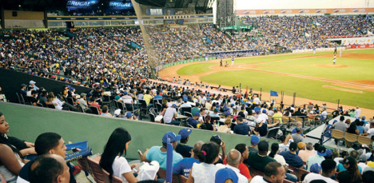 Vista panoramica de la gran cantidad de fanáticos que se dieron cita en el estadio Quisqueya Juan Marichal para presenciar el partido entre Aguilas y Licey.