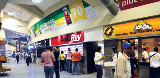 Las bebidas tienen un precio que se asemeja a los supermercados, quizás 5 o 10 pesos más, señala Esteban Ferrer, quien es supervisor de unos de los negocios existente en el estadio.