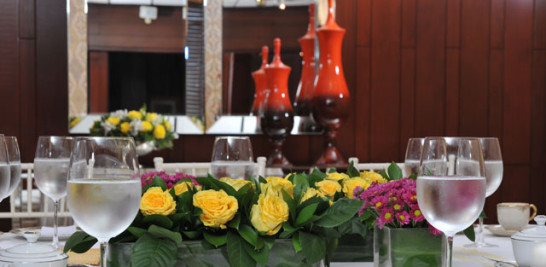 Estilismo Decorativo
Para la decoración de la mesa de té del salón Arturo J. Pellerano Alfau, Zayenka Martínez, de Don Eventos, eligió una combinación de rosas y mini margaritas que impregnaron frescura al espacio.