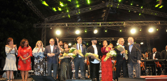 FINAL. El ministro de Cultura, Eduardo Selman; el maestro José Antonio Molina, los artistas que participaron en el concierto, la administradora del Listín, Gema Hidalgo, y parte de los invitados especiales al final del concierto que deleitó a miles de personas que se congregaron en Plaza España, de la Ciudad Colonial, para disfrutar de una noche llena de música y colorido.