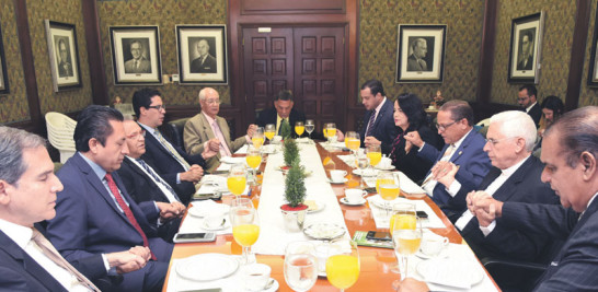 El obispo de la diócesis de San Juan, monseñor José Dolores Grullón Estrella, durante la invocación a Dios previo al inicio del Desayuno del Listín.