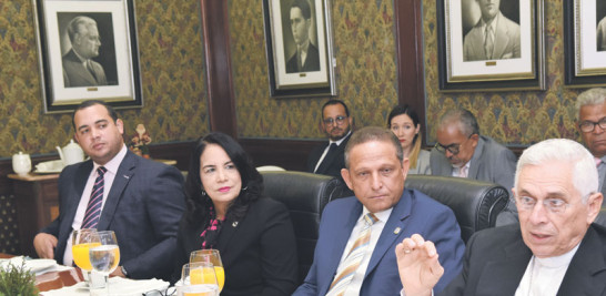 El obispo de San Juan de la Maguana, monseñor José Dolores Grullón Estrella,
junto a los diputados Nancy Santos y Darío Zapata, y el asesor Manuel Amézquita.