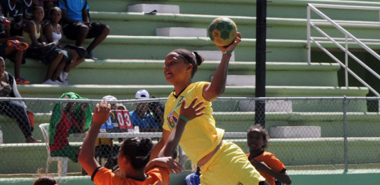 El balonmano femenino fue uno de esos deportes emergentes de los Juegos Nacionales de Monte Plata que dejó una legión de grandes jugadoras, entre estas a la gran capitana de la selección nacional Nancy Peña.