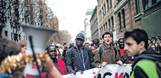 Estudiantes franceses asisten a una manifestación contra el aumento de las tarifas para estudiantes extranjeros en París.