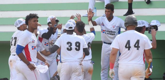 El conjunto de béisbol de los dominicanos residentes en Estados Unidos (Sexta Zona) se felicitan tras ganar un partido.