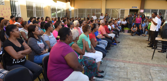 Liceo. Padres reciben apoyo psicológico ayer en el politécnico Manuel Aurelio Tavárez Justo