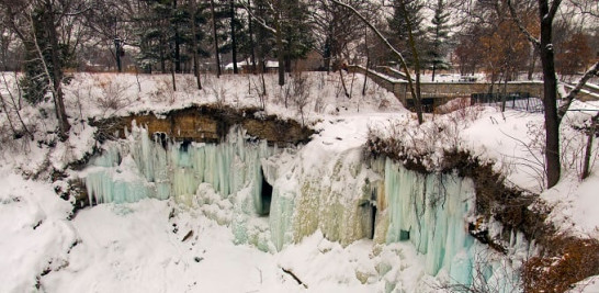 La cortina congelada que forma la cascada Minnehaha en Minnesota.