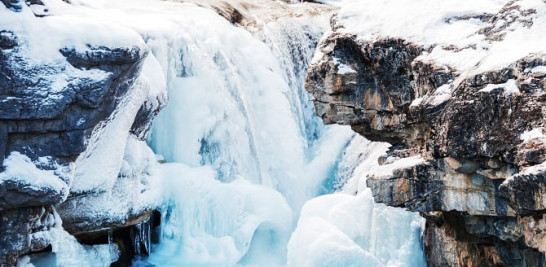 Las cascadas de Codo Cae en Alberta, Canadá, prácticamente congeladas.