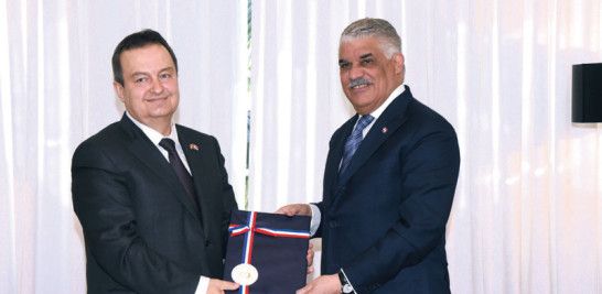 Firma. El ministro de Asuntos Exteriores de la República de Serbia, Ivica Dacic, firmó un acuerdo con Vargas Maldonado.