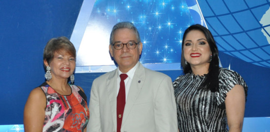 Mercedes López de Suriel, José Enrique Suriel y Julisa Ruiz de Baldrich.