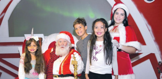 Norely Reyes, Jean Luís Díaz y Luisa Virginia Díaz comparten con Santa Claus y su ayudante.