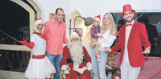 Arturo Quezada, Jorien Van Der Meij y Matías Quezada junto a los personajes de la Navidad.