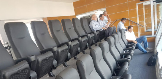 Confortables asientos instalados en el nuevo palco de prensa del estadio Quisqueya Juan Marichal.