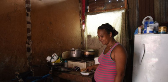 Agradecimiento. Mabel de la Cruz, residente en el barrio La Ciénaga, recibe múltiples ayudas luego del reportaje de Listín Diario.